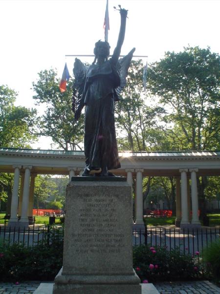 Zoom on the image : Greenpoint War Memorial